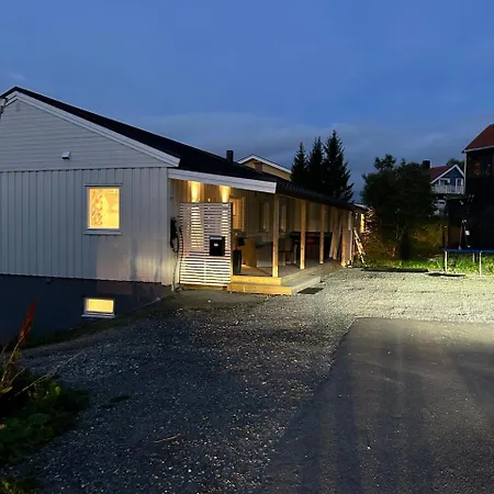 Arctic View - Sentral With Free Parking アパート トロムソ